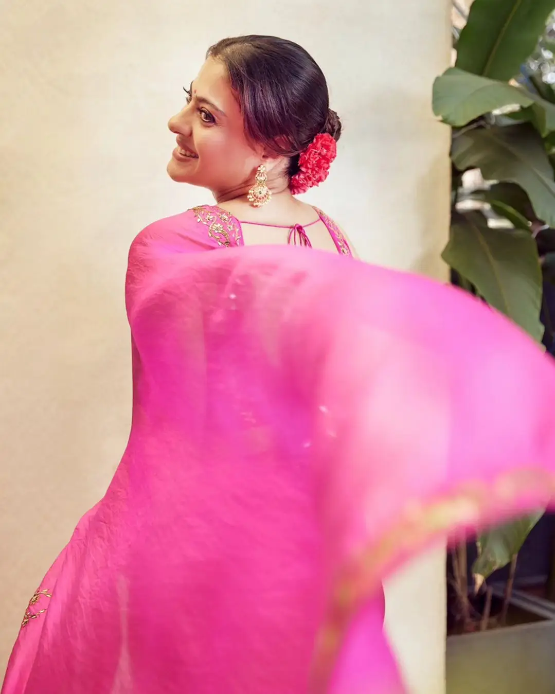 KAJOL DEVGAN PHOTOS IN PINK SAREE SLEEVELESS BLOUSE